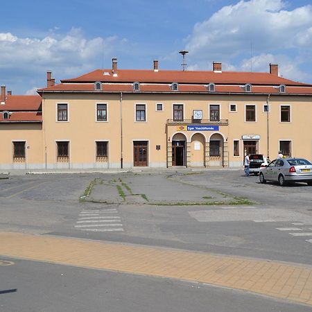 Lokomotiv Motelエゲル エクステリア 写真