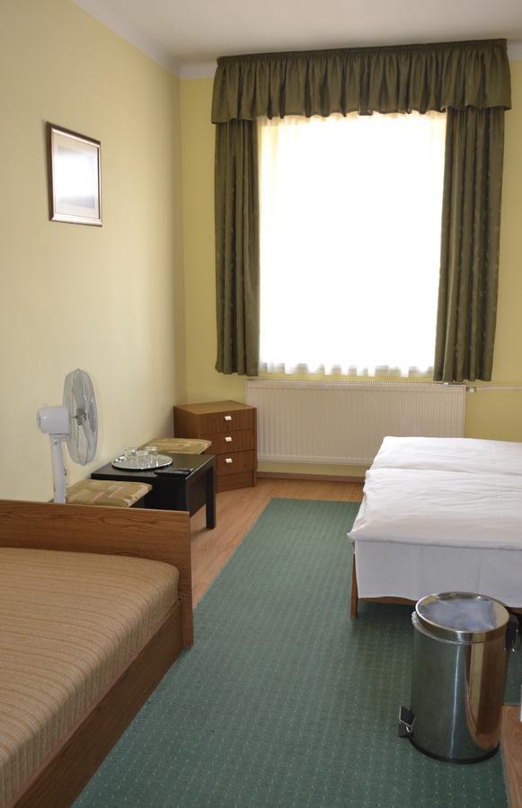 Lokomotiv Motelエゲル エクステリア 写真