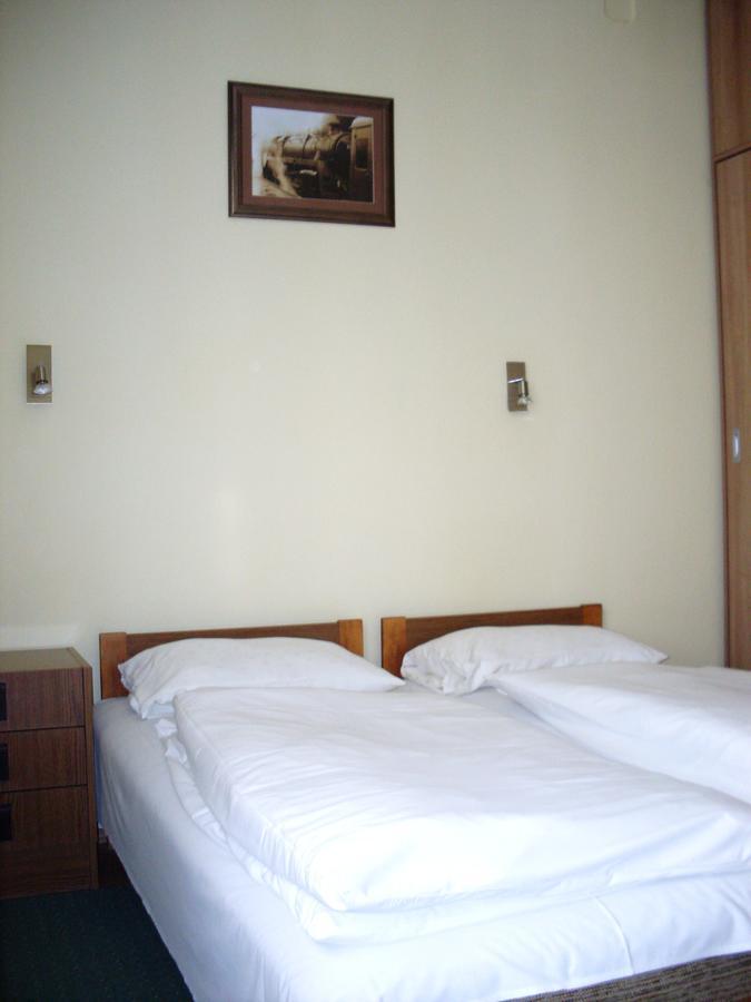 Lokomotiv Motelエゲル エクステリア 写真