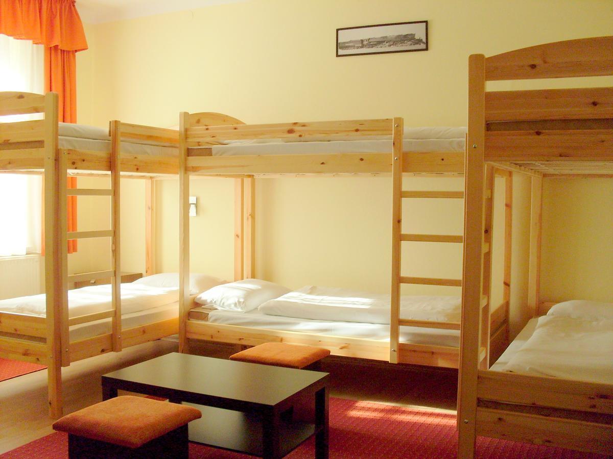 Lokomotiv Motelエゲル エクステリア 写真
