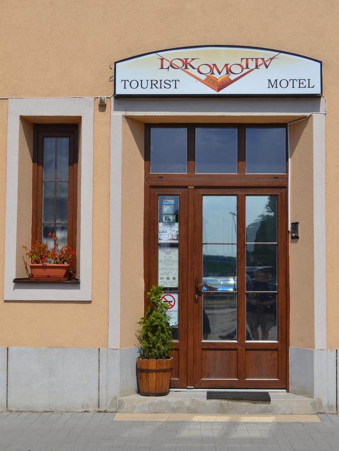 Lokomotiv Motelエゲル エクステリア 写真